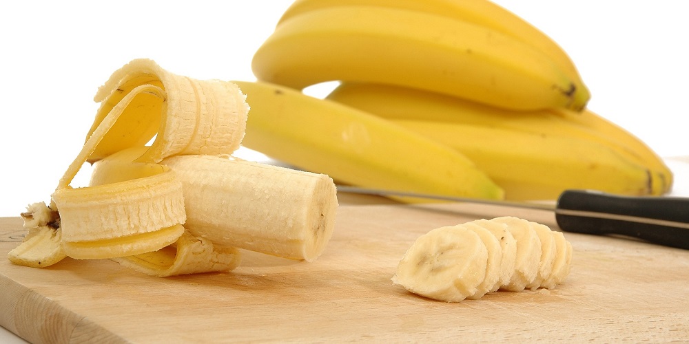 Кормящим можно бананы в первый месяц. Банан на столе. Пила банан. Банан для кормления ребенка. Опила из бан бан.